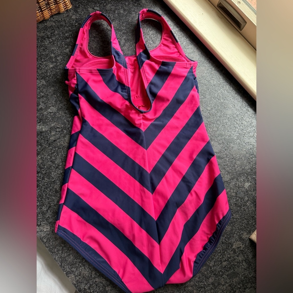 Like New! Lands End Hot Pink 🩷and Navy 💙Chevron 1 piece swimsuit, 4, MSRP $89 - Picture 4 of 9